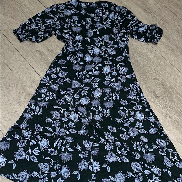 Lark & Ro Navy Dress with light blue Floral Design size 0 - Picture 9 of 9